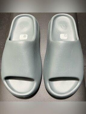 Yeezy Slides Slate Marine Size 8